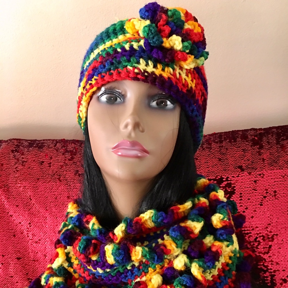 🧶👌🏼 Hand crochet flower hat and puff scarf.